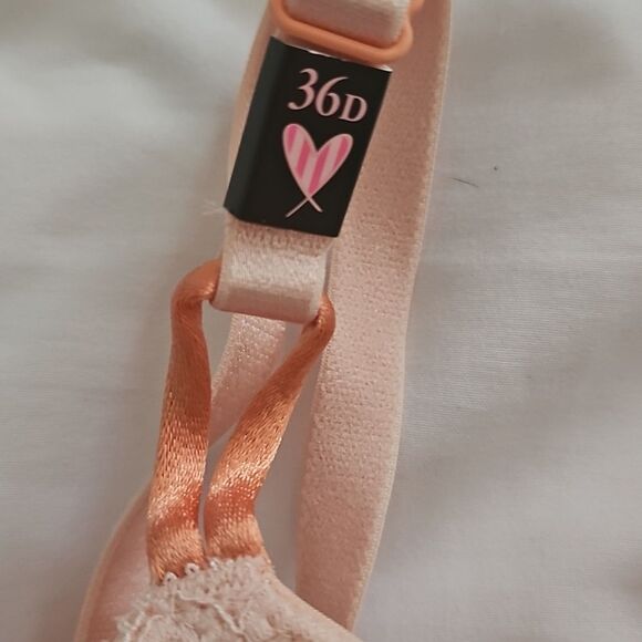 Victoria's Secret lined demi 36D - Picture 2 of 7